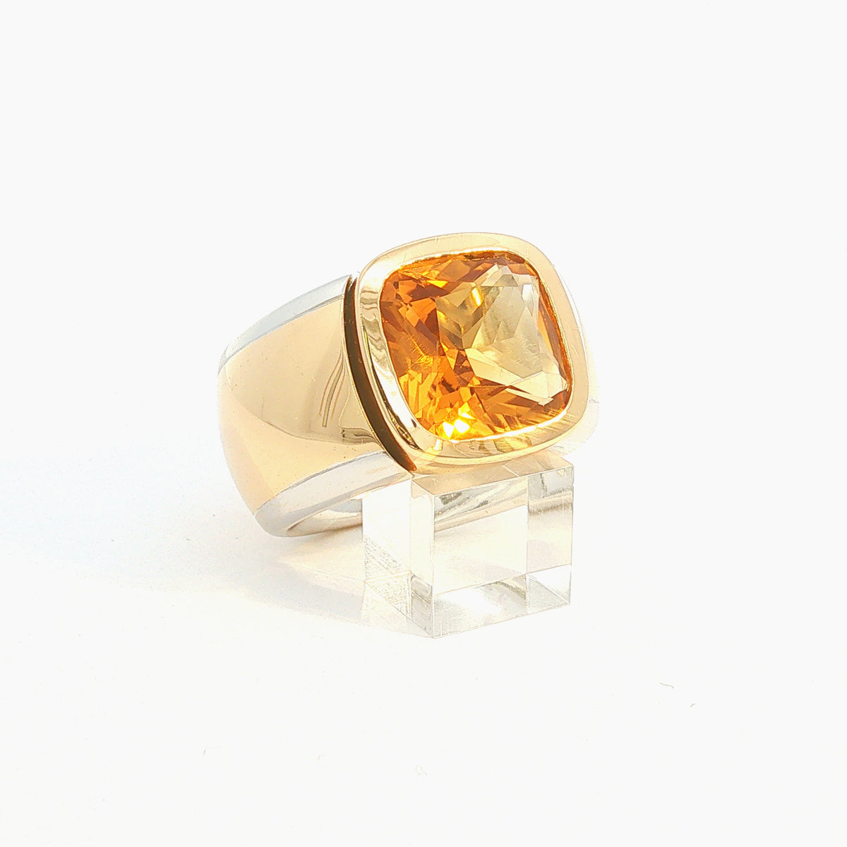 Zweifarbiger Solitärring aus 18K-Gold mit Citrin