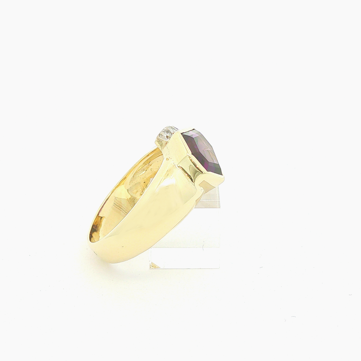 Amethyst-Cocktailring aus 14 Karat Gelbgold mit Brillant-Pavé