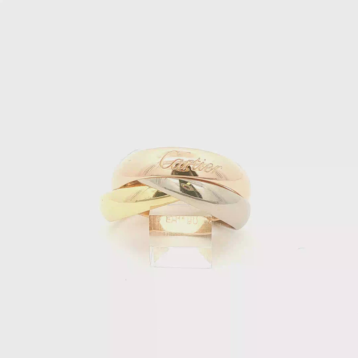 Cartier Trinity Ring aus 18 Karat Gelb-, Rosé- und Weißgold, Ringgröße 58, ohne Steinbesatz, in charakteristischer Tricolor-Gestaltung, 360 Grad-Ansicht. 