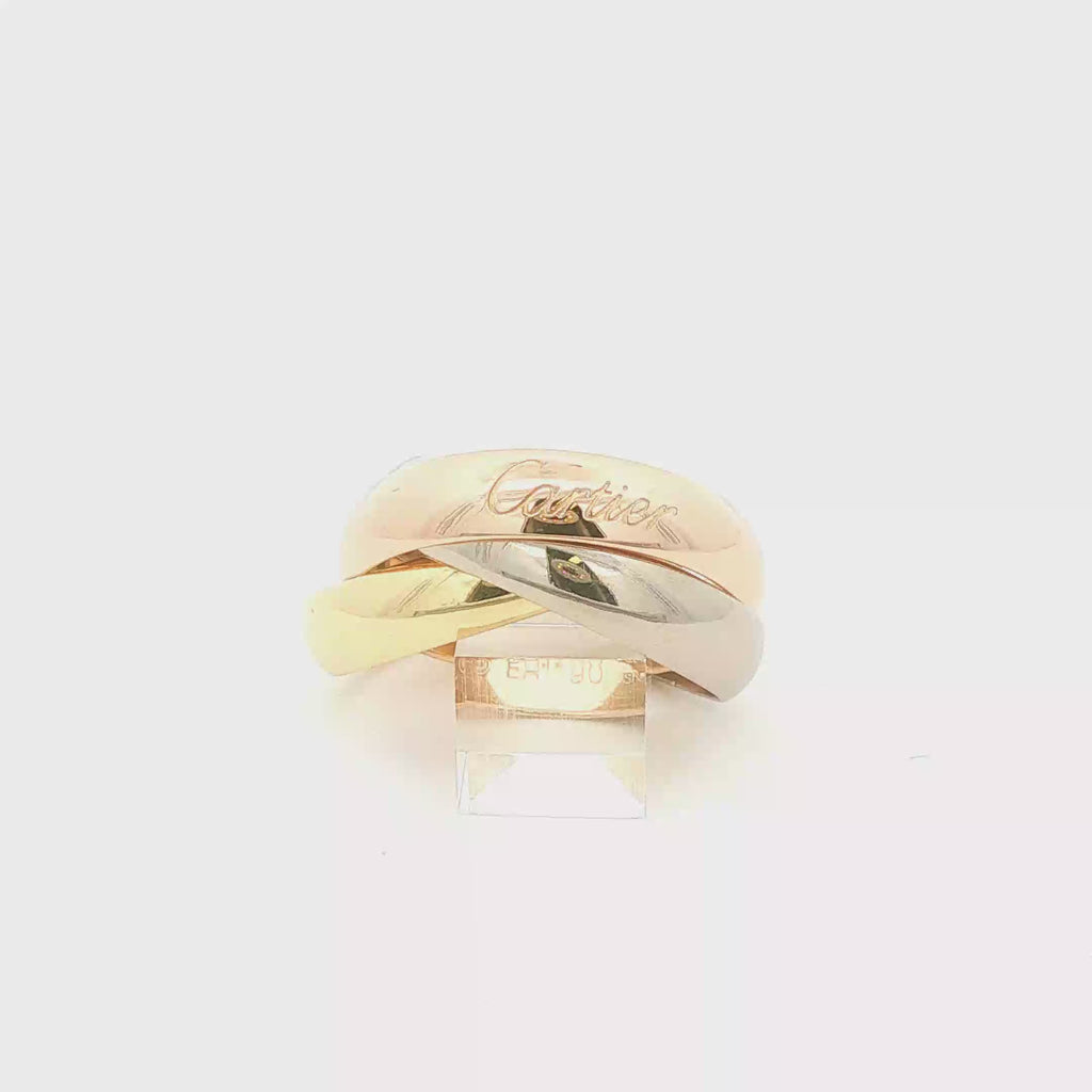 Cartier Trinity Ring aus 18 Karat Gelb-, Rosé- und Weißgold, Ringgröße 58, ohne Steinbesatz, in charakteristischer Tricolor-Gestaltung, 360 Grad-Ansicht. 